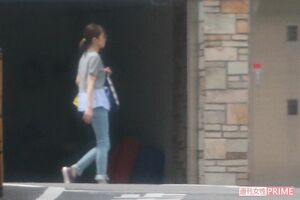 '18年7月中旬に海老蔵の実家近くにある彼の一軒家から出てくる小林麻耶。手慣れた感じでガレージに車を止めていた