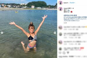 賛否となった小学生モデル・りゅあの“ギャル”水着姿（本人インスタグラムより）