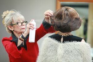 常連客・小山さんのヘア、メイク、ドレスアップの様子。すぐに髪がぺしゃんこになる髪質のため、何時間もボリュームが維持できるように工夫されている