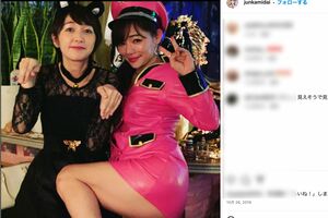 ハロウィンでのコスプレを披露する純歌(公式インスタグラムより)
