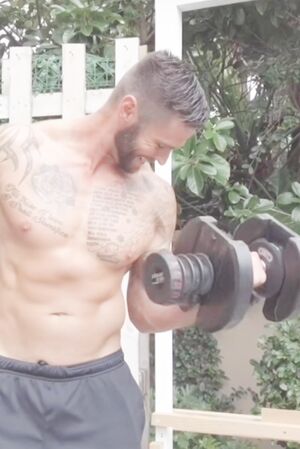 撮影の休憩時間はすかさずパンプアップ。ダンベル大好き！