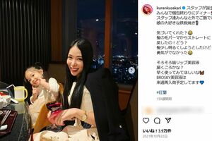 子どもの隣でお酒のようなものを手にしている紅蘭（本人のインスタグラムより）