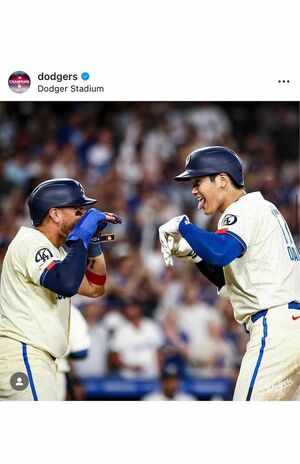 チームメートのロハスと“デコピンポーズ”。ホームラン後、いきなり大谷が始めたようだ（ドジャースのインスタグラムより）