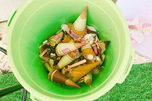 撮影が終わると食べずに捨てる人もいる（ツイッターより）