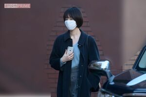 2020年12月、事務所に通勤する唐田えりかをキャッチ。髪型はショートに変化