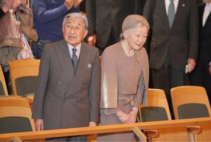 昨年の「全国戦没者追悼式」で陛下の異変に気づかれた美智子さまは、さりげなく“アシスト”を