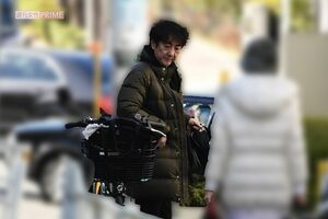 2017年、子どもの習い事教室で送迎する市村正親