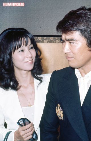 野際陽子の画像 写真 72年9月 キイハンター で共演した千葉真一と婚約したことを発表した 3枚目 週刊女性prime