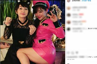 ハロウィンでのコスプレを披露する純歌（公式インスタグラムより）