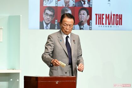 渋い表情で投票を行った麻生太郎氏(2024年)