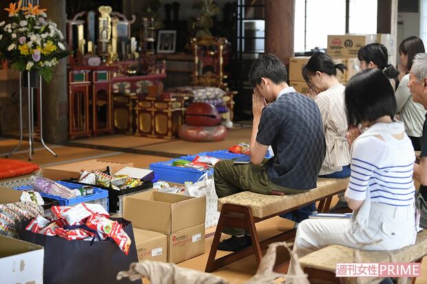 発送会の前のお勤め。参加者も仏様に手を合わせる