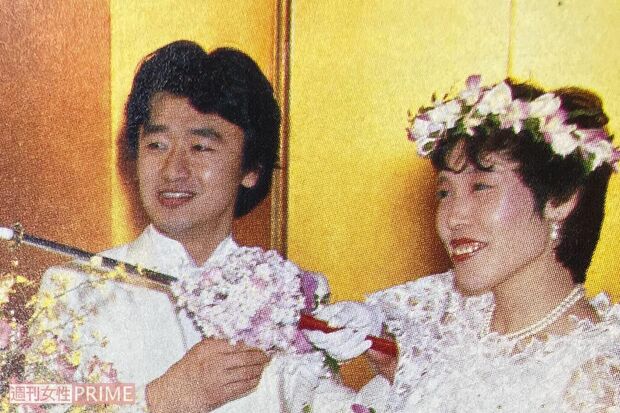 1982年2月28日に東京プリンスホテルで挙式した桑田佳祐・原由子夫妻（「週刊女性」同年3月23日号の誌面を接写）  