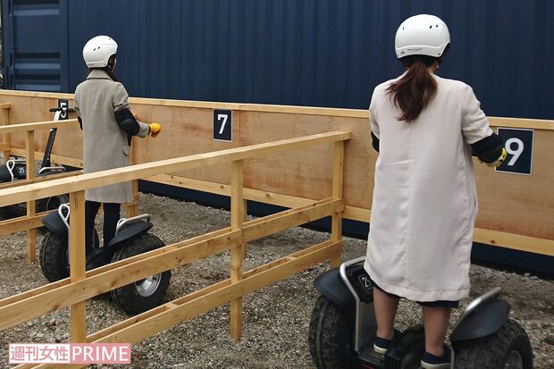 安全のためヘルメットとエルボーガードを着用し、基本操作講習を受けてからコースへ。利用料金は15分2500円～。対象年齢16歳以上