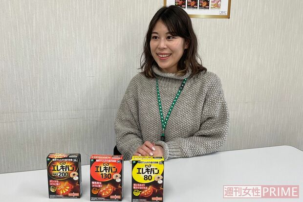 ピップエレキバンの製品や効能、50年の歴史などについて説明する伊賀さん（管理医療機器認証番号：ピップエレキバン130：225AGBZX00030000／ピップエレキバン80：225AGBZX00031000／ピップエレキバンMAX200：228AGBZX00091000）