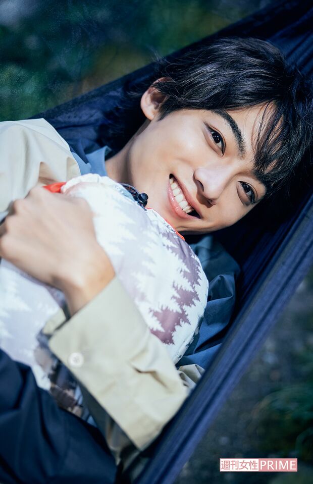 【Good Night】 「実は、色違いのハンモックを持ってるんです。快適ですよ。ただ冬になってくるとやっぱり寝袋じゃないと厳しいですね」　撮影／廣瀬靖士