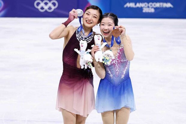 銀メダルの坂本花織選手と銅メダルの中井亜美選手（撮影／JMPA）