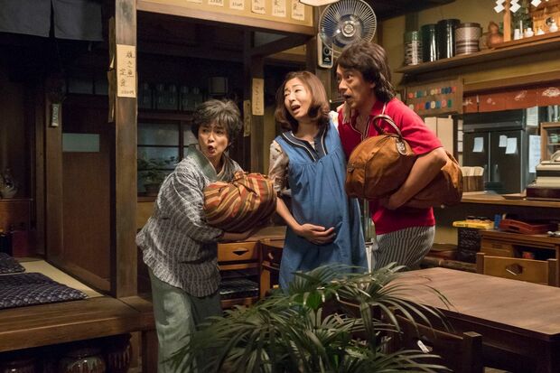 ヒロインが生まれるまで大人のキャストが大奮闘！　(c)NHK