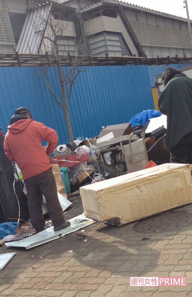 換金できそうなものを拾い集めるホームレス