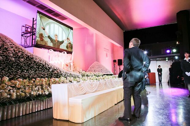 参列したビートたけしは、じっと内田さんの祭壇を見つめていた。最後の別れを惜しむように―（代表取材写真）