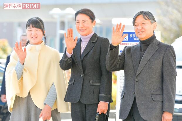 '19年3月、静養のため長野駅に到着された皇太子ご一家（当時）。愛子さまは“美智子さまスタイル”のケープをご着用