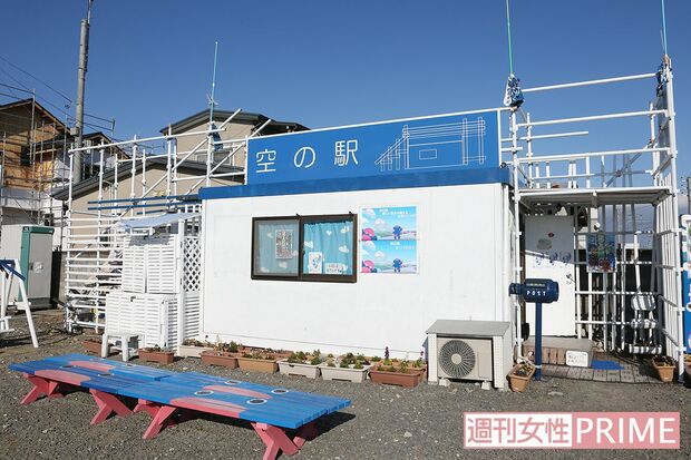 これが陸前小野駅前にある空の駅。ベンチにもおのくんの絵が　撮影／齋藤周造