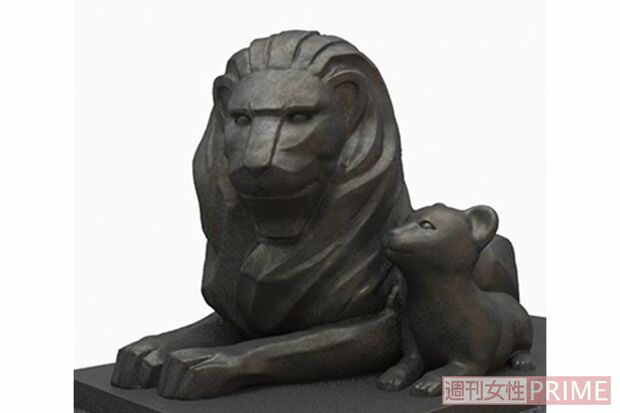 ブランドマークに合わせ、精悍な表情をした統一デザインのライオン像。親子ライオンが家族の一体感を表現