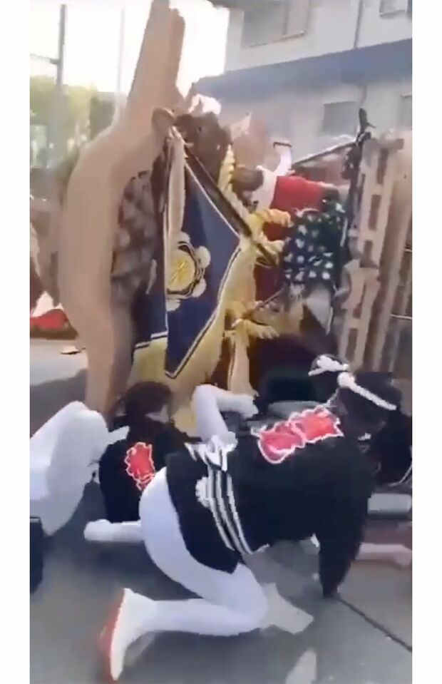 だんじりは完全に転倒して停止する　9/9（SNSより）