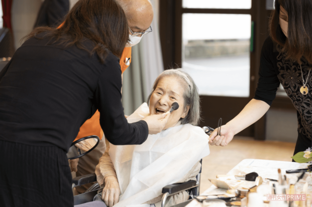 最初は「恥ずかしい」と言っていた高齢者も、周囲から褒められる華やかな顔に変身すると、満面の笑みを咲かせていた(撮影/矢島泰輔)
