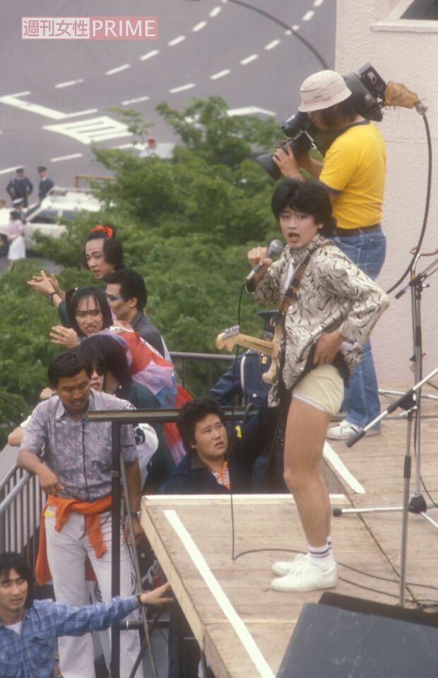 1981年、原宿で楽曲の放送禁止を抗議する桑田佳祐らサザンオールスターズ