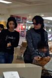 '13年11月、妻・公美さんと長男と都内デパ地下で仲よく買い物する河村