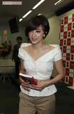 鎖骨もあらわに…初エッセイの出版記念イベントで“気合いの入った”ファッションを見せる滝川クリステル