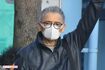 バス停でタクシーをつかまえる萩原健一さん(2019年1月撮影)