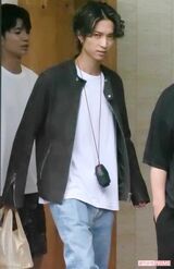 午前中は雨が降っており、気温も湿度も高かったにもかかわらず、ジャケットを着込む田中樹