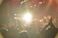 有岡大貴と知念侑李、ペアルック&ビール片手に音楽フェス参戦