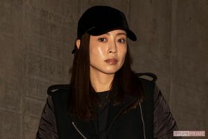 直撃取材を受ける片瀬那奈