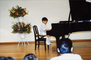 3歳から始めたピアノは今でも坂口の中に息づいている。自身のSNSで自作の歌を発表しており評判に