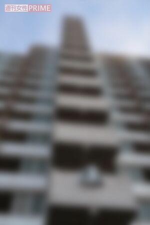 Tが飛び降りた都営住宅。落下地点には、血のりらしきものが残っていた