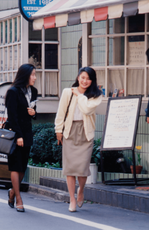 秋篠宮さまとの婚約発表後、紀子さまは一躍、時の人に。ご結婚の日まで連日、通学風景などをマスコミが追いかける「紀子さんブーム」に