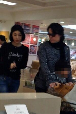 '13年11月、妻・公美さんと長男と都内デパ地下で仲よく買い物する河村