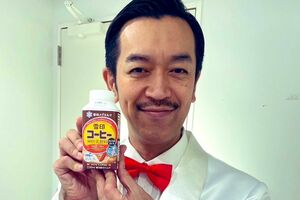 『雪印コーヒー』のCMに起用されているムーディ勝山（本人Xより）