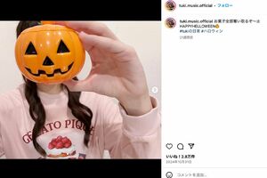 覆面女子高生シンガーのtuki.(公式Instagramより)