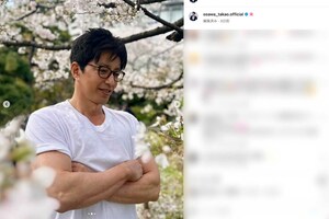 白い半袖Tシャツにメガネをかけたリラックス感ある写真をアップした大沢たかお。筋肉は逞しいけど、半袖はさすがに寒そう?(インスタグラムより)