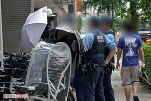 最強ちゃんのマンションに不法侵入したと思われる配信者を警官が連行しようとしていた（近隣住民提供）