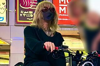 首まわりから和柄の刺青をチラ見せする小川雅朝容疑者（Twitterより）