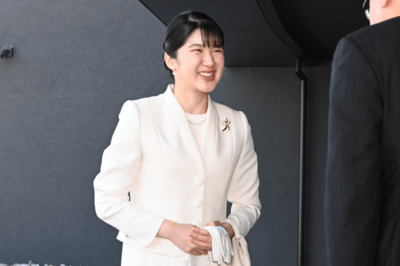 『大阪・関西万博』視察の愛子さま、初のパンツスタイル姿でご登場「雅子さまの影響も」20代から“変化”…