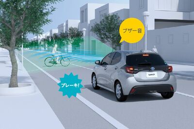 ヤリスは衝突の危険を警報ブザーとディスプレーで知らせてくれる