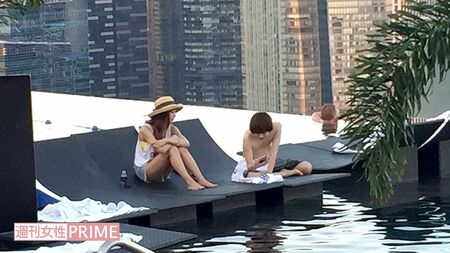 シンガポールの高級ホテル、屋上のプールサイドで密会する伊野尾慧とセクシー女優・明日花キララ（’16年1月）