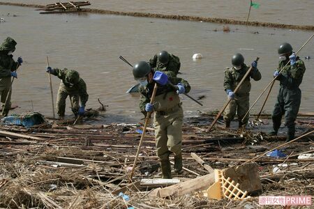 震災当初の相馬市内では自衛隊が捜索活動をしていた（'11年3月27日）