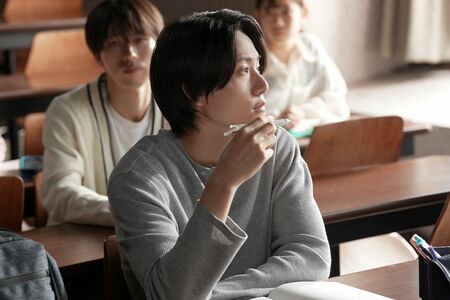 （C）「ひと夏の共犯者」製作委員会　毎週金曜深夜24時12分〜　（テレ東系）放送中