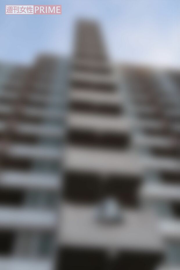 Tが飛び降りた都営住宅。落下地点には、血のりらしきものが残っていた